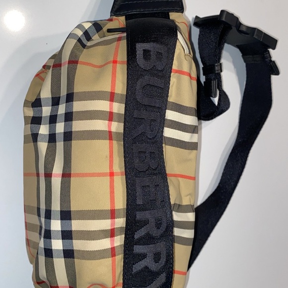 Burberry fannypack - Picture 2 of 3